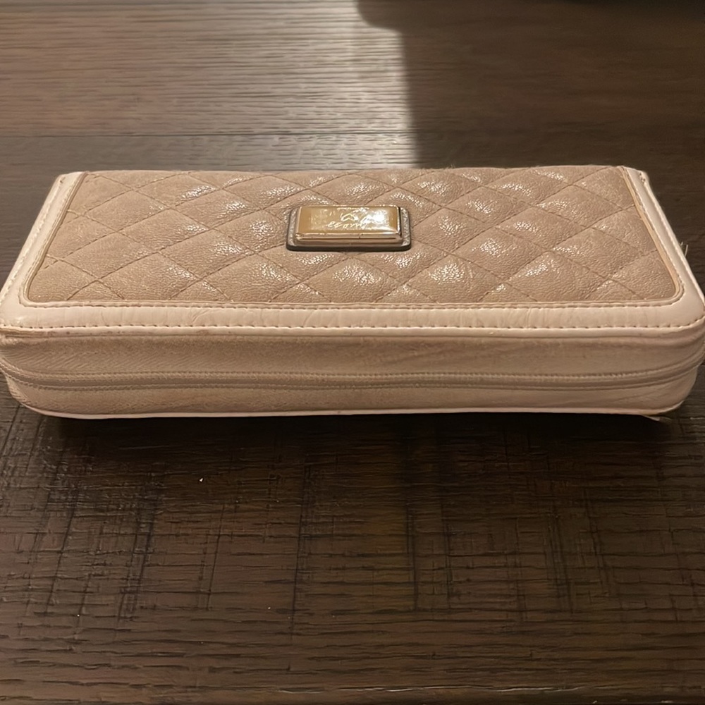 Guess Wallet - Picture 2 of 8